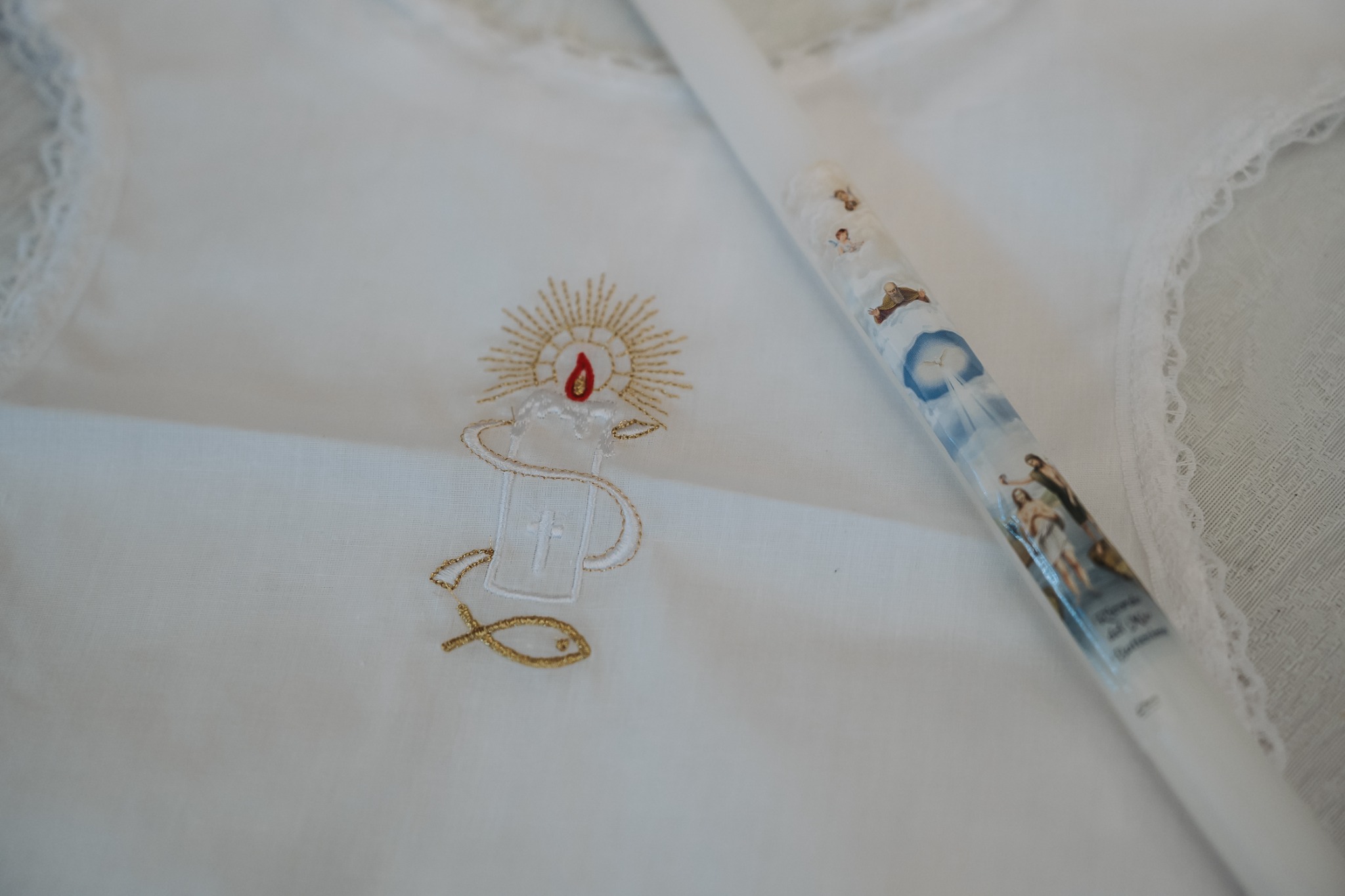 Un dettaglio della veste ricamata