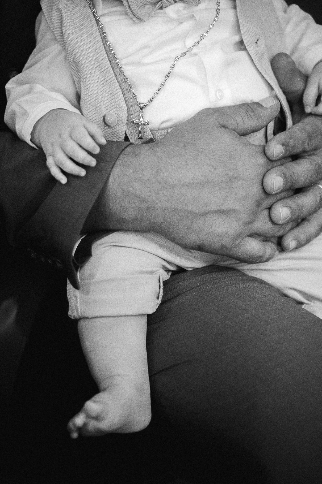 Il bambino in braccio in bianco e nero