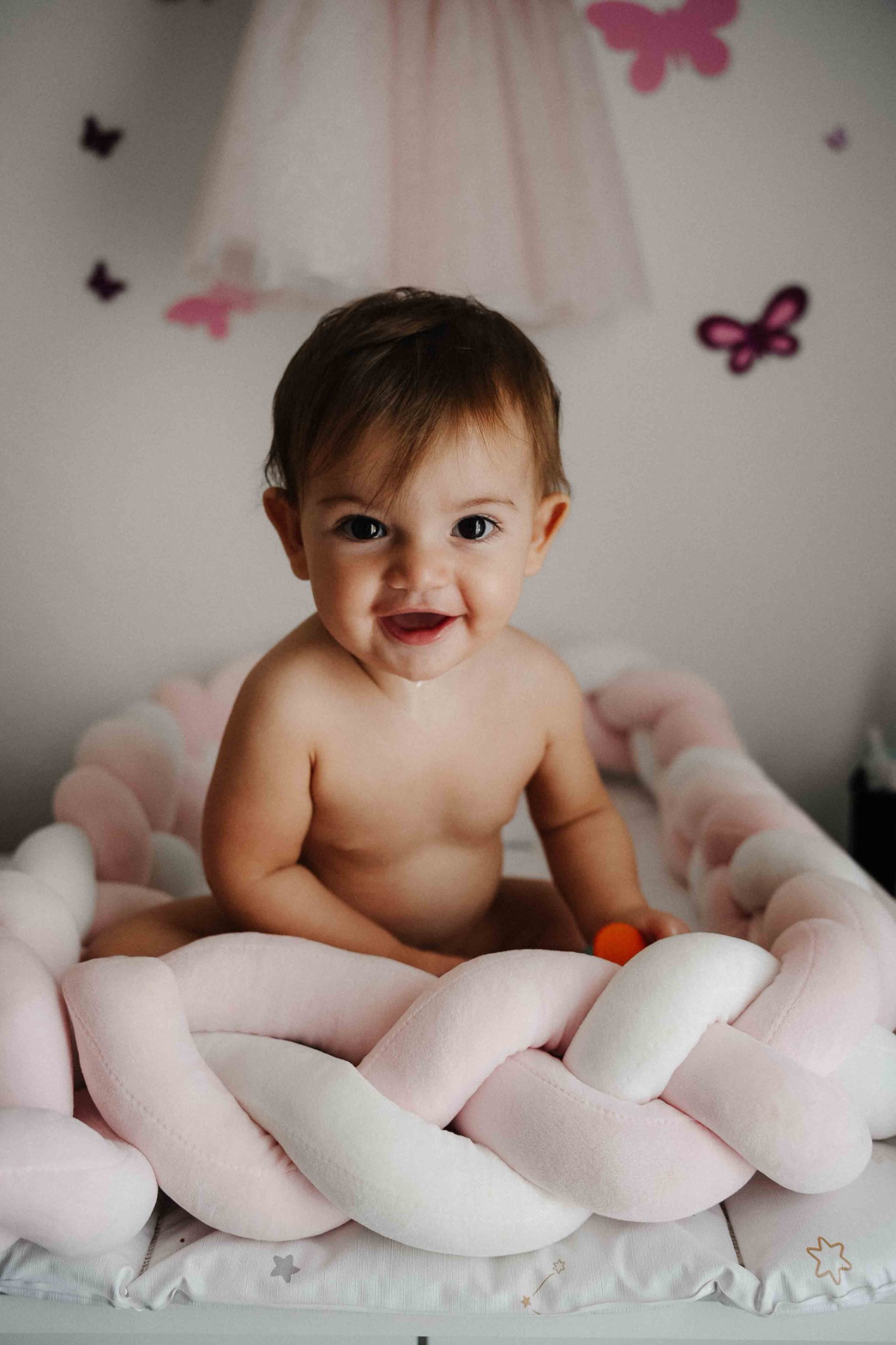 La bambina sorride durante i preparativi