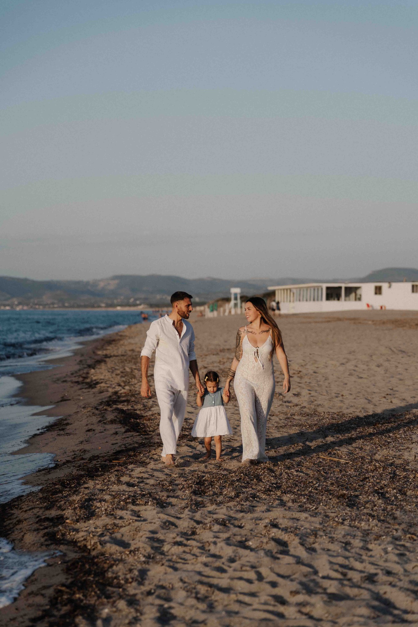 Una passeggiata in famiglia sulla spiaggia
