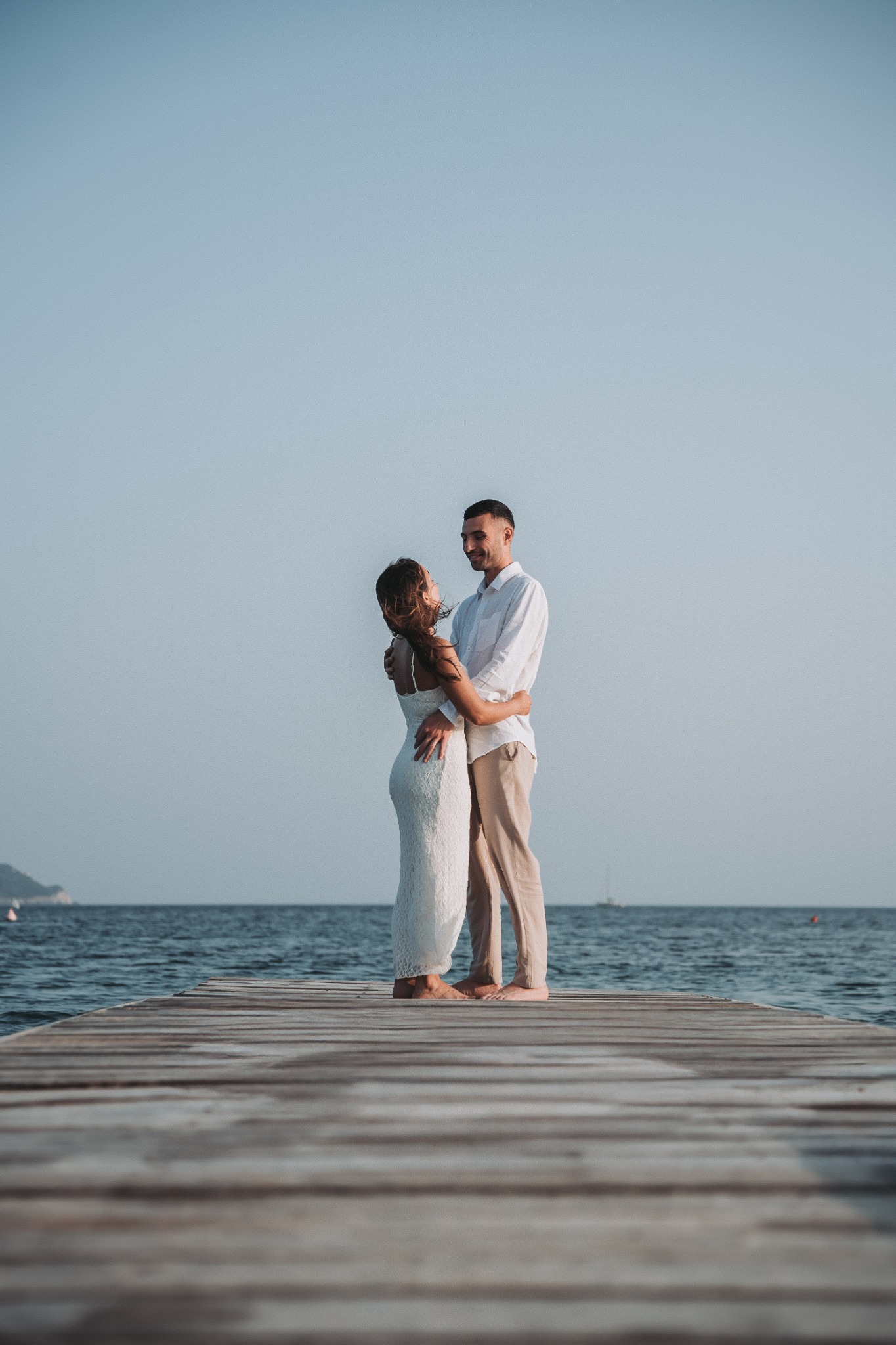 La coppia sulla passerella davanti al mare