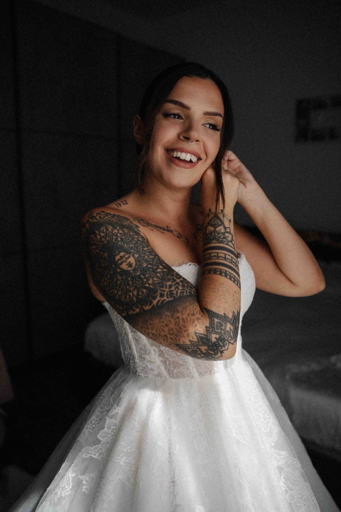 La sposa indossa gli orecchini