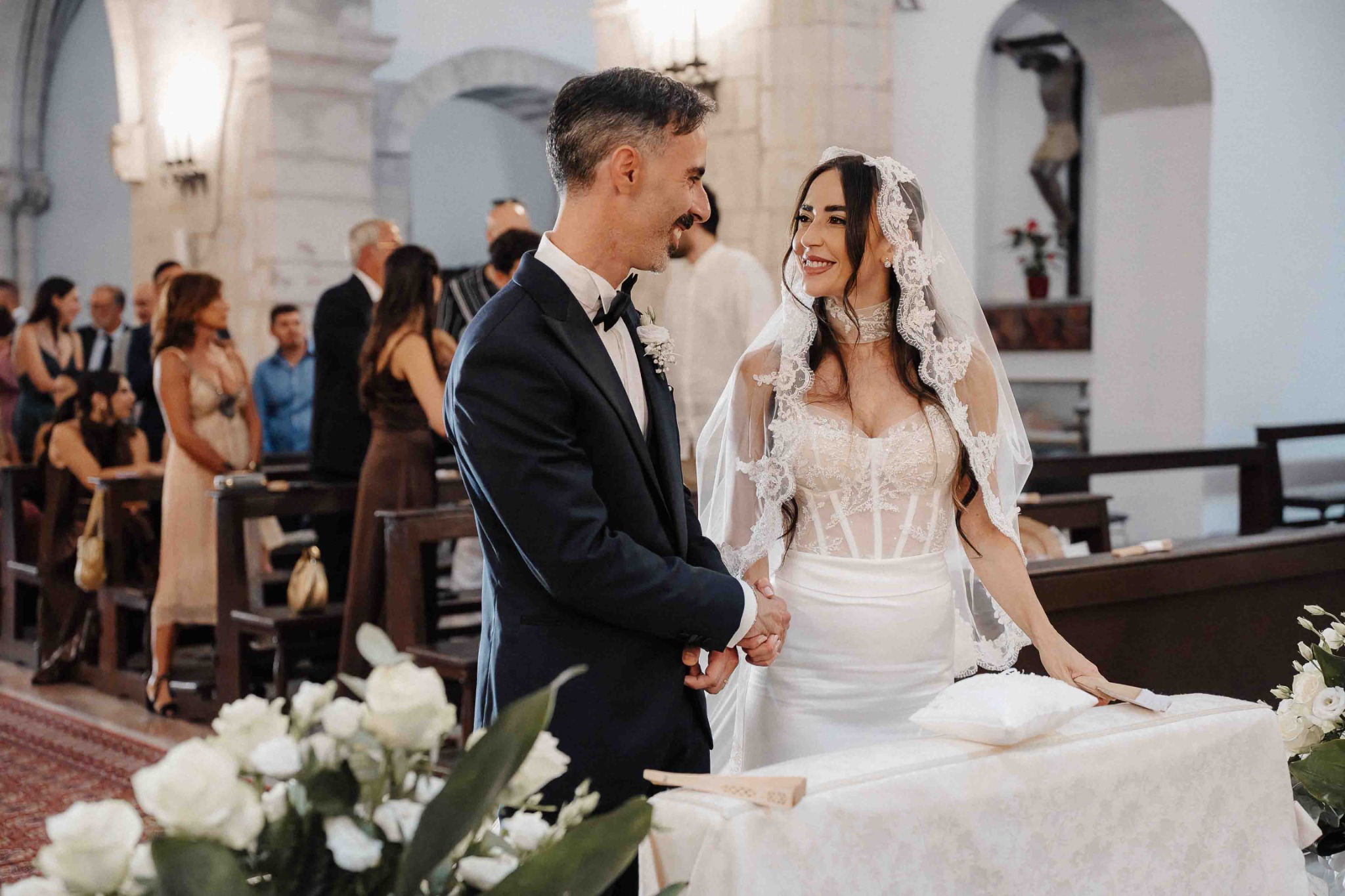 Gli sposi sorridono durante la cerimonia