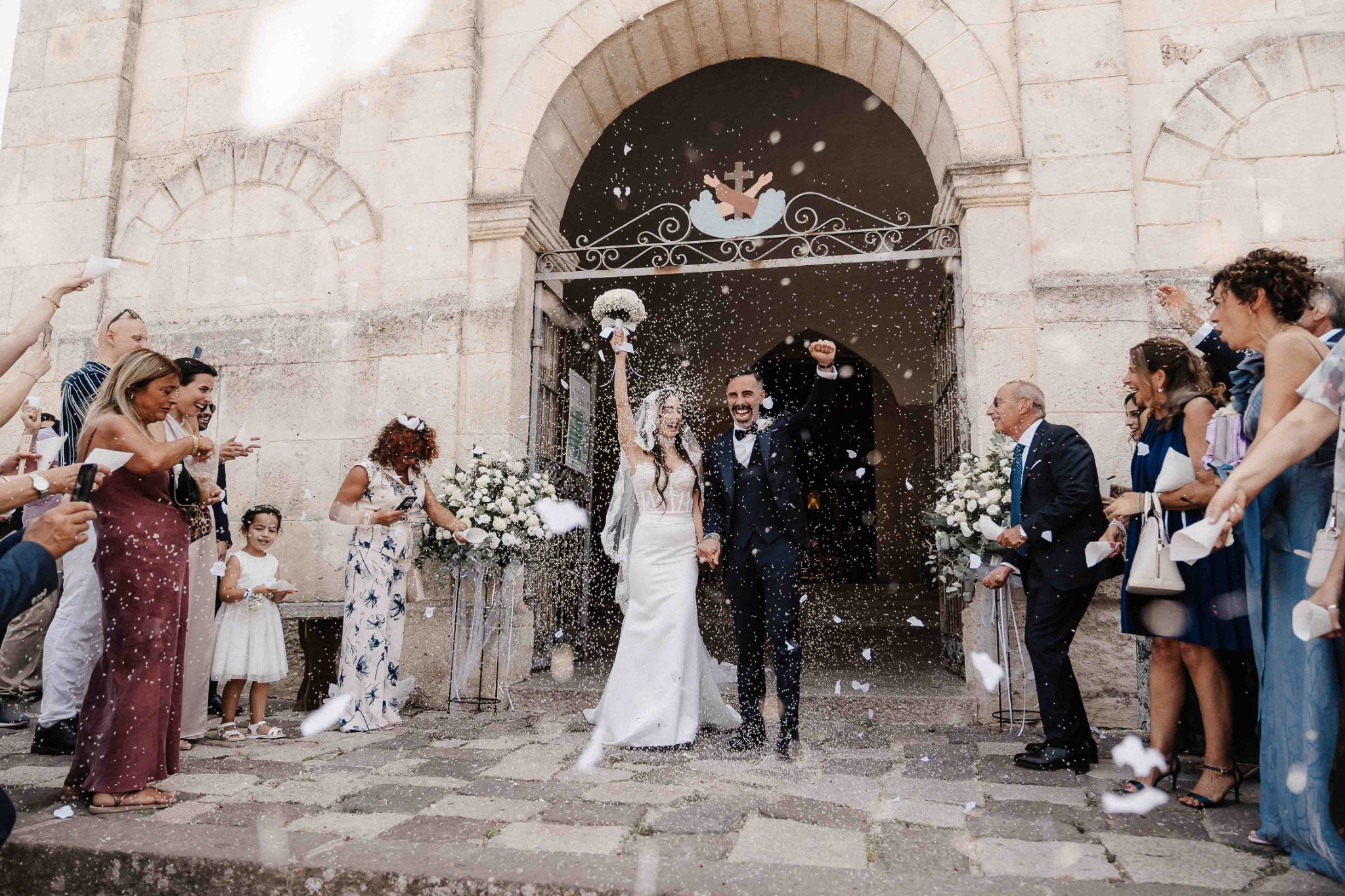 Gli sposi accolti dagli invitati