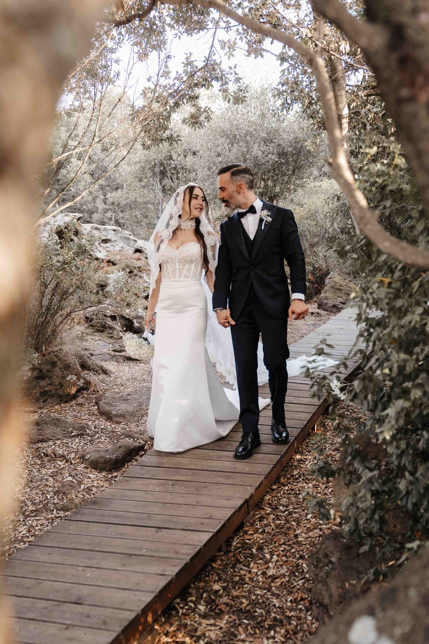 Gli sposi camminano insieme nel giardino
