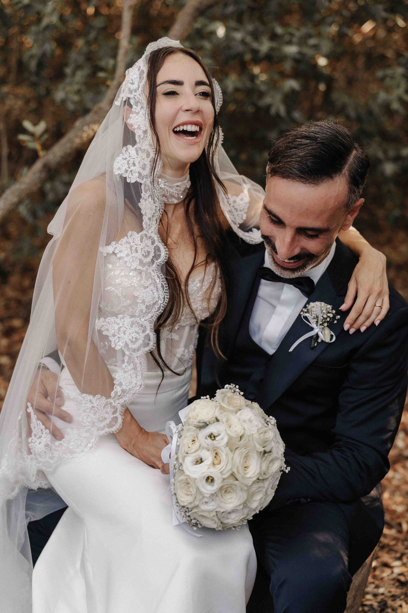 Gli sposi sorridono insieme