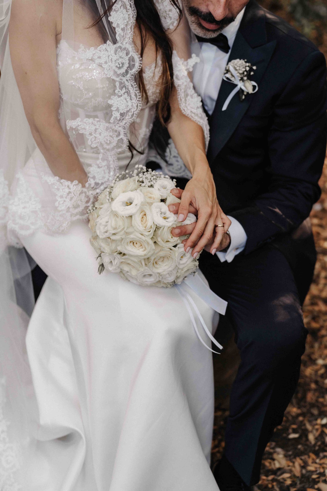 Dettaglio degli sposi e del bouquet
