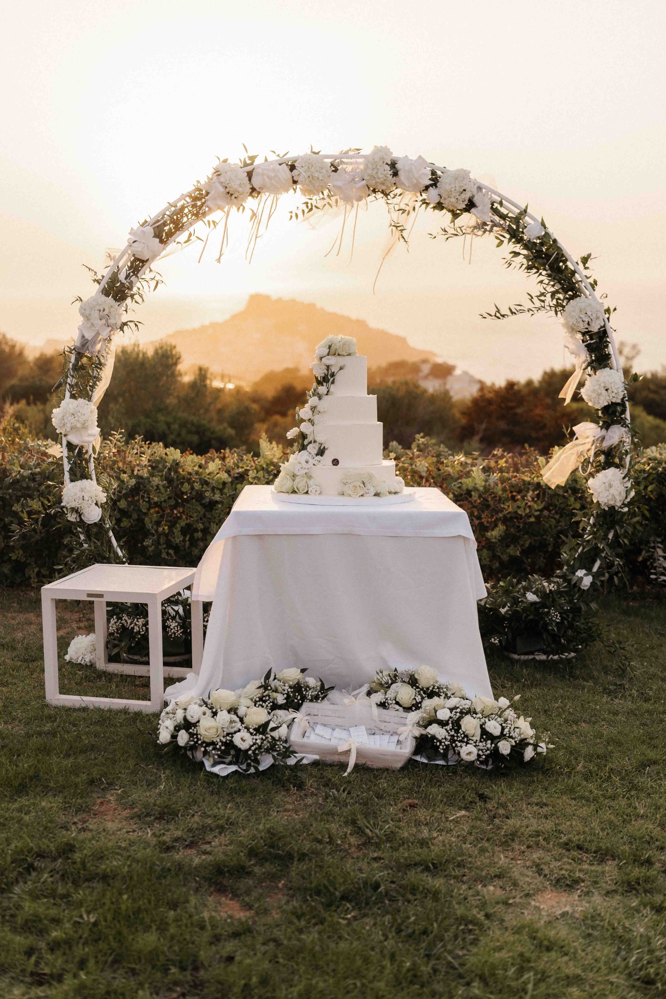 La torta nuziale al tramonto