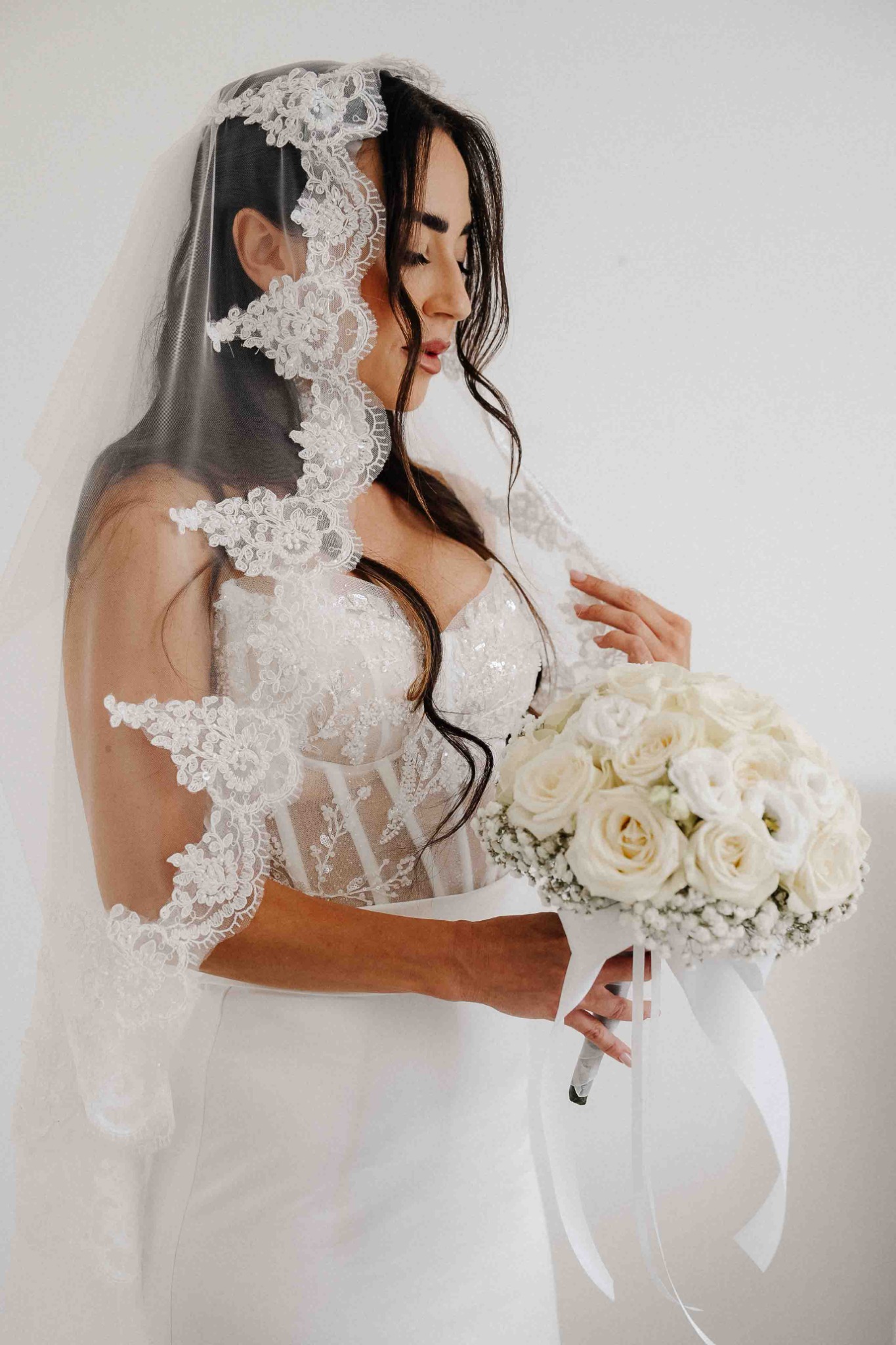 La sposa con velo e bouquet