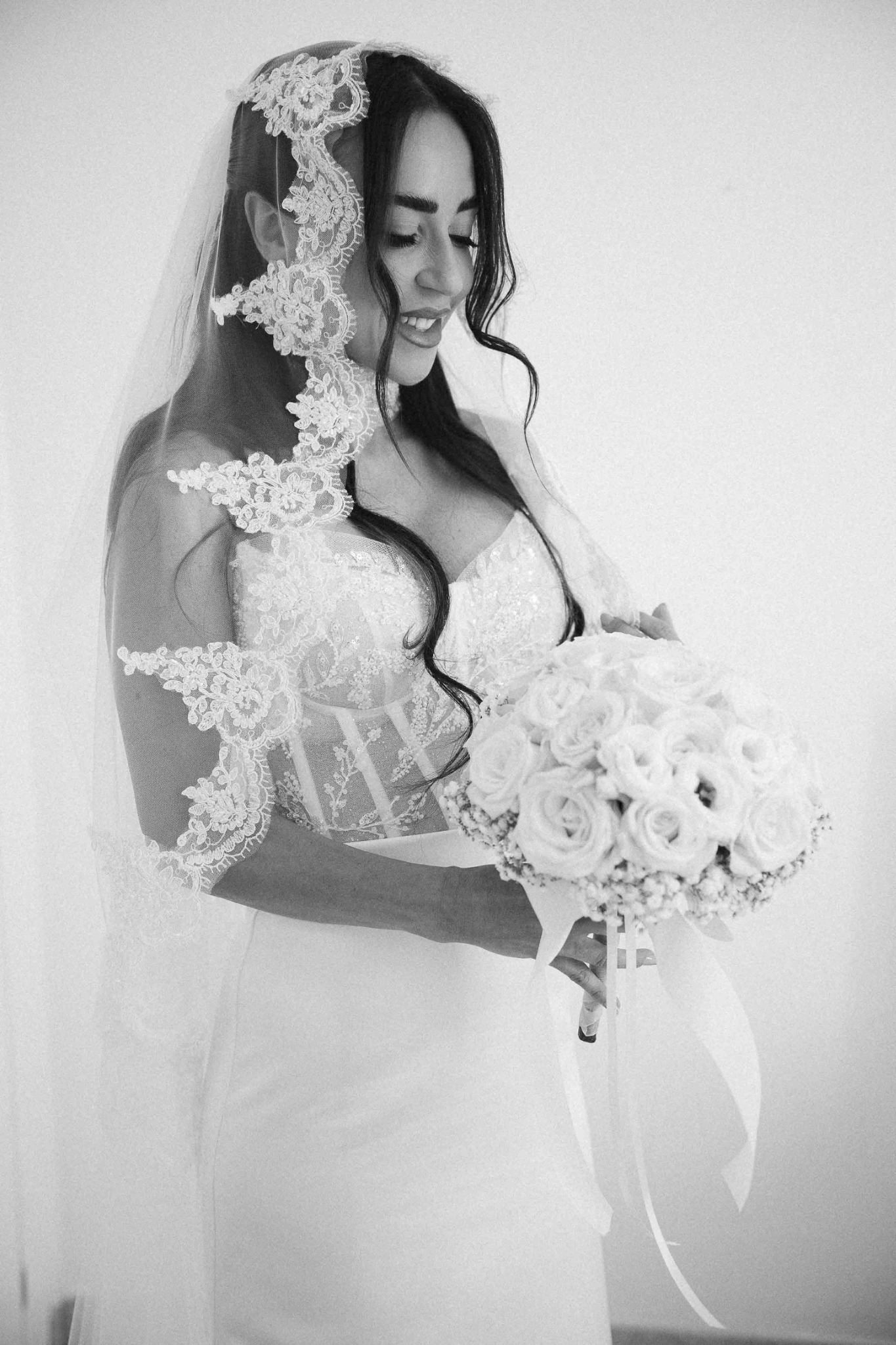 La sposa con il bouquet in bianco e nero