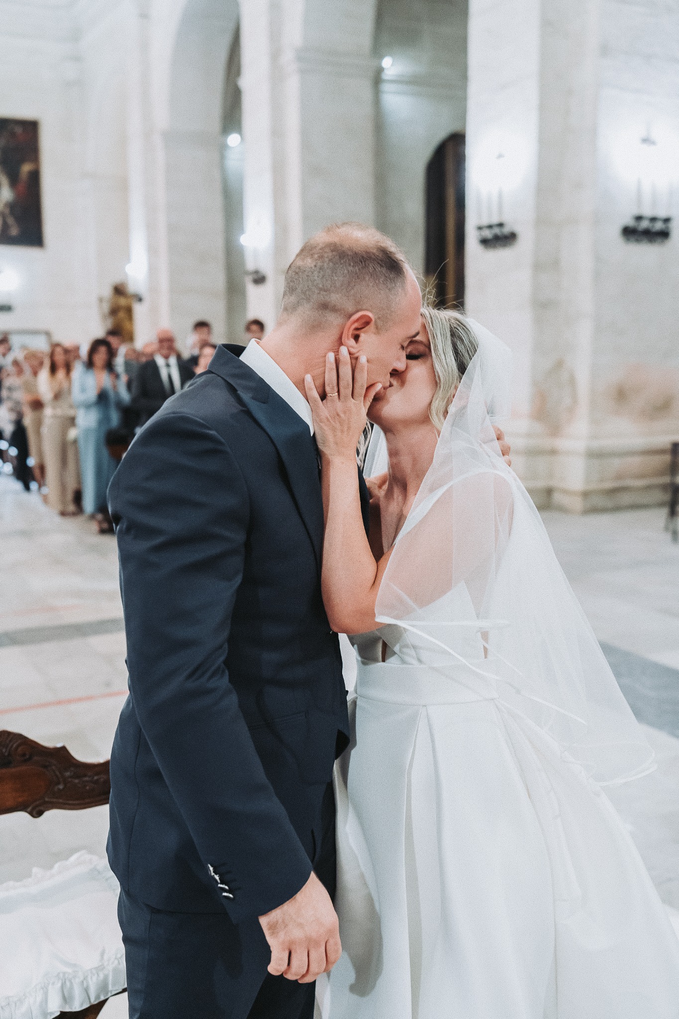 Il bacio degli sposi in chiesa