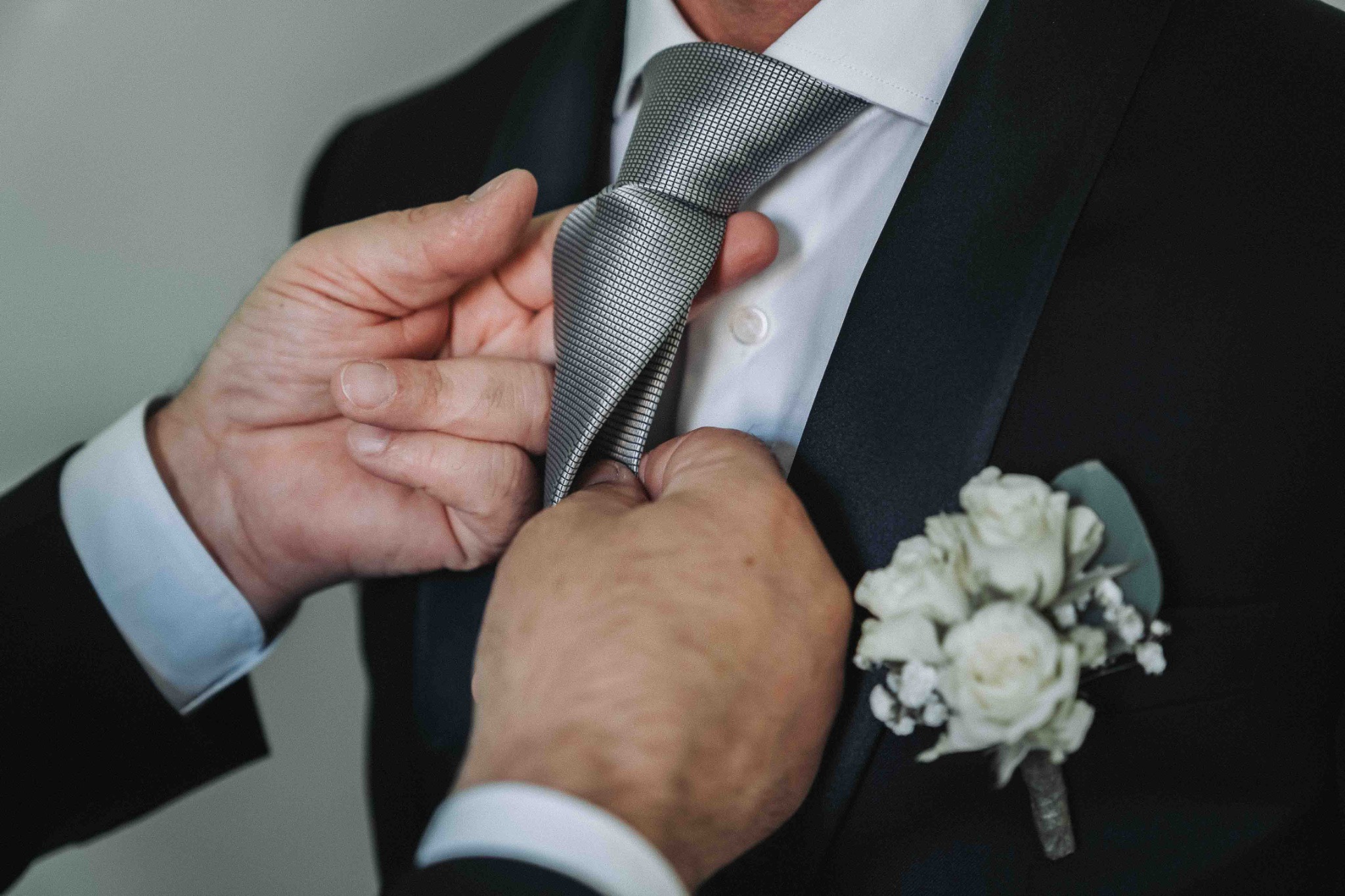 La cravatta e la boutonnière dello sposo
