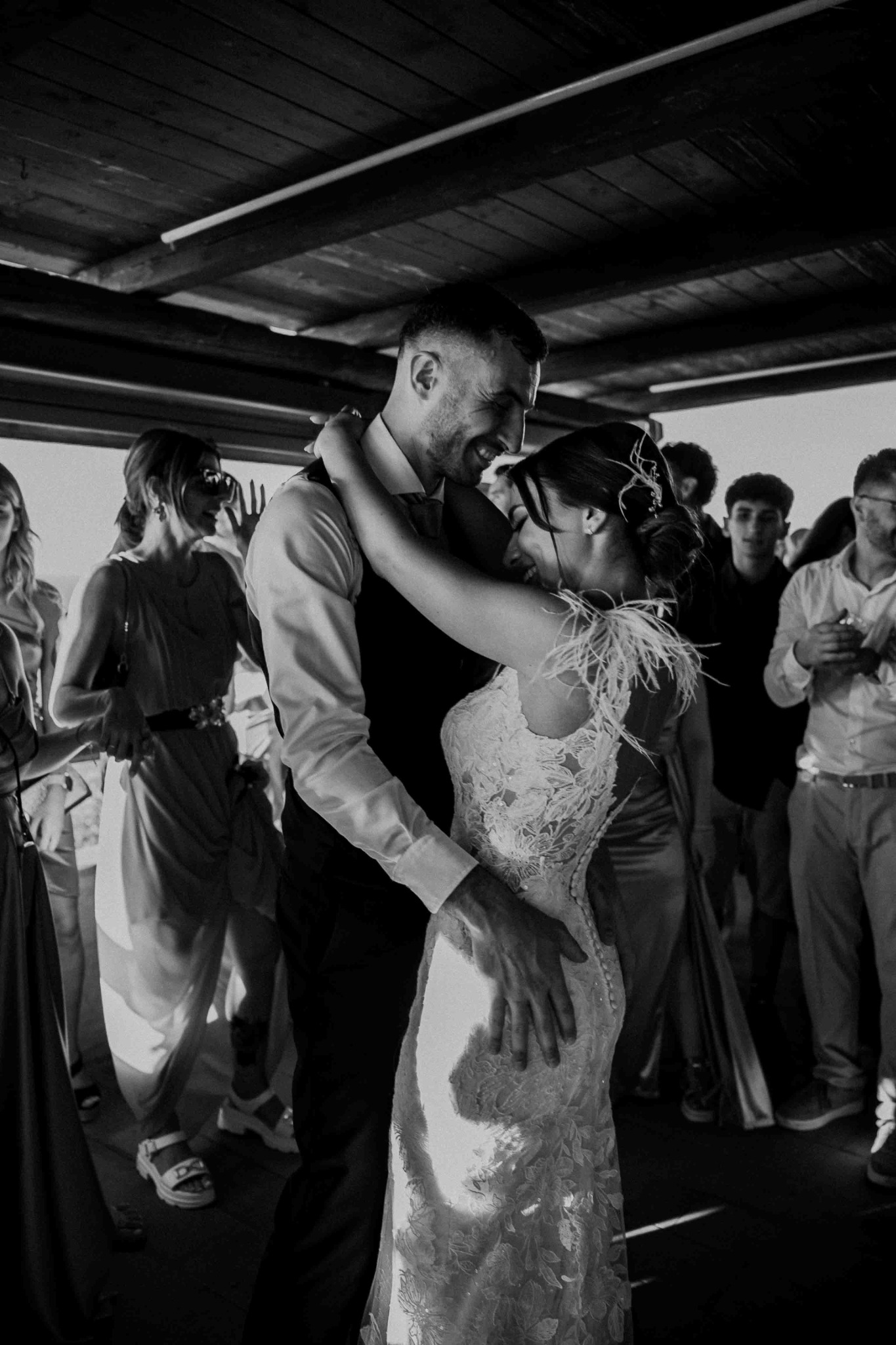 Il ballo degli sposi in bianco e nero